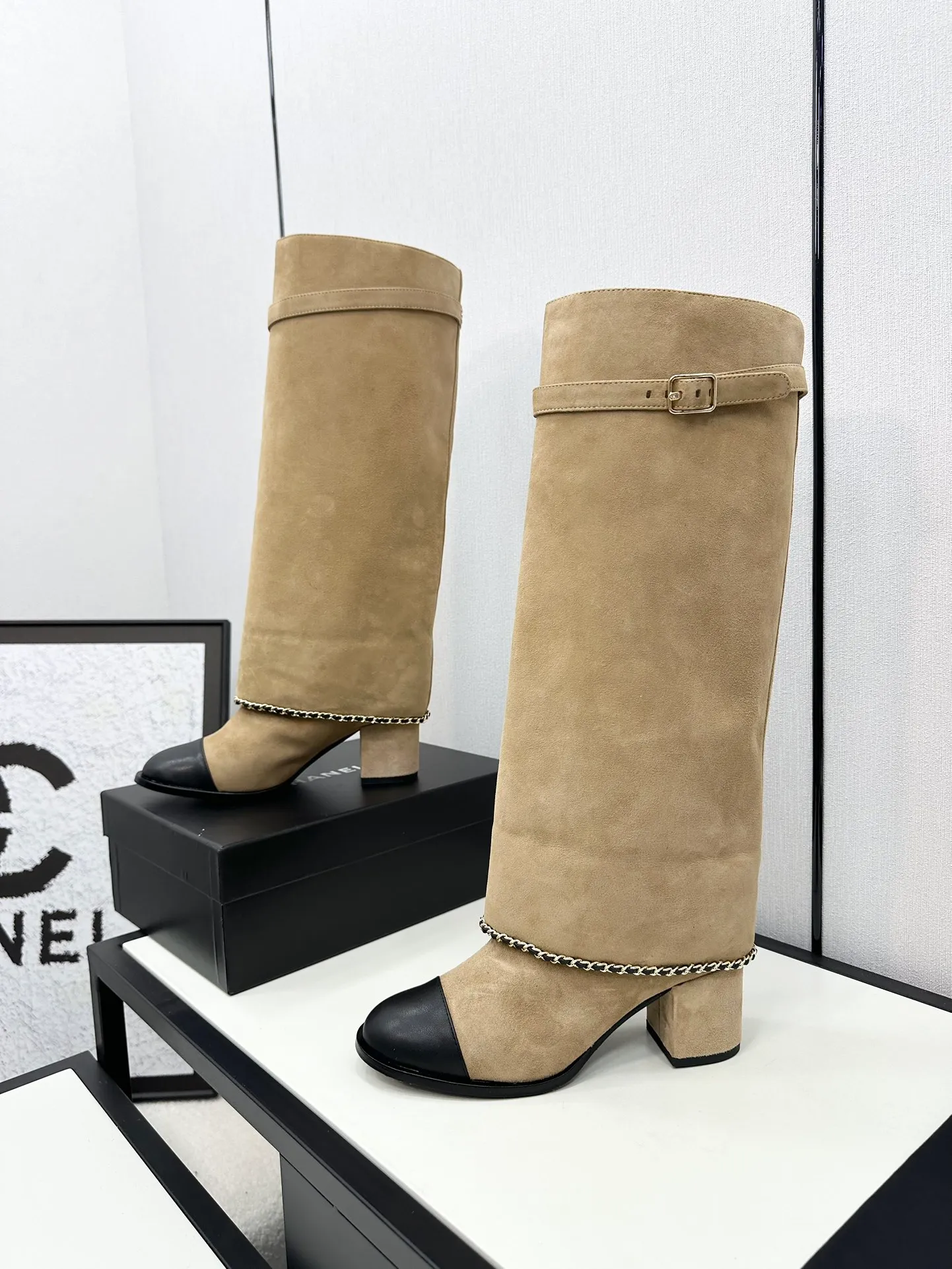 👟👟Ex-factory price 840👟👟Chanel🆕 24b new double c autumn and winter boots Chanel autumn and winter heavy industry popular short boots🔥 Xiaohongshu highly recommends this style, it looks good with any combination, a must-have for fashion, Ms. Chanel loves simple and irresistible styles💋Coloring shows a unique style, free mix and match to shine⚡️Follow the fashionable steps of the tight-flavored grandma! ! ! Enlarge the exquisite details to see ✔Original molded hardware buckle ✔Top version made by purchasing agent★The upper is made of original Yangjing cowhide, sheepskin lining, sheepskin feet, code number 35-40 (40, 41 customization is not returnable)
